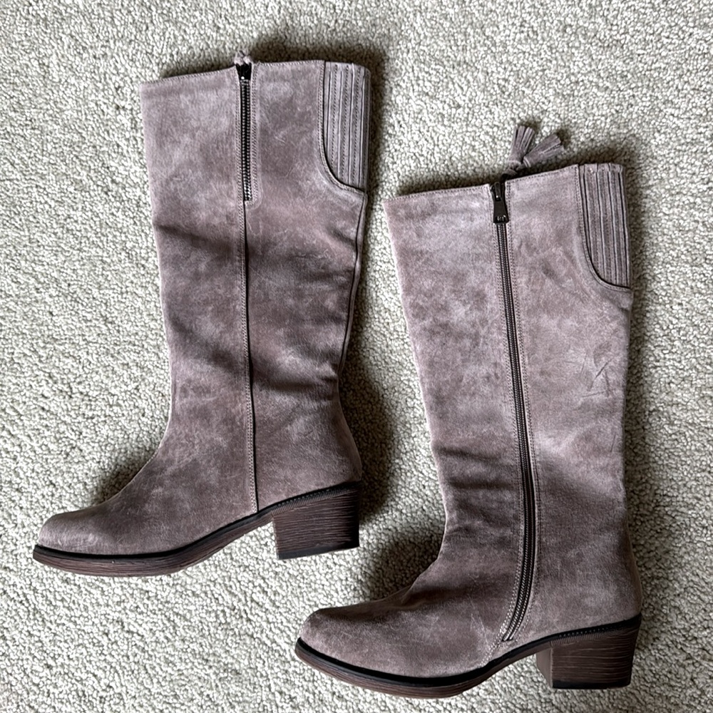 Propet Smoked Taupe suede boots. Size 6. Side zipper.